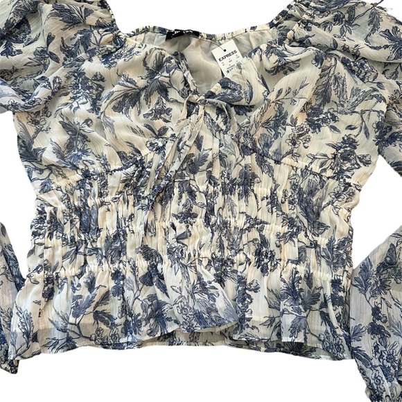 NWT! Express Blue & White Floral Pleated Blouse w/ Gold Detail in size Medium - Picture 7 of 7